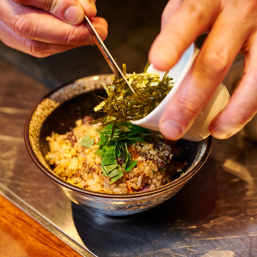 鉄板で仕上げる香ばしい一皿