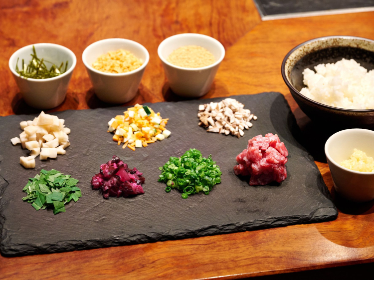 鉄板で仕上げる香ばしい一皿